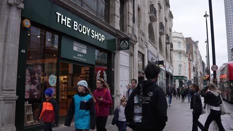 In-Zeitlupe-Betreten-Menschen-Den-Body-Shop-In-Der-Oxford-Street,-Während-Andere-Vorbeigehen