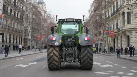 Se-Ve-Un-Tractor-Estacionado-En-La-Calle-Durante-Una-Huelga-De-Agricultores-Mientras-Los-Agricultores-Y-Los-Sindicatos-Agrícolas-Protestan-Contra-La-Competencia-Desleal,-Las-Políticas-Agrícolas-Y-Gubernamentales.