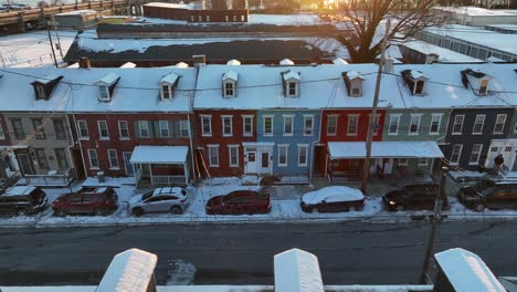 Amerikanische-Stadtwohnungen-Im-Winter-Sonnenuntergang-Mit-Schnee