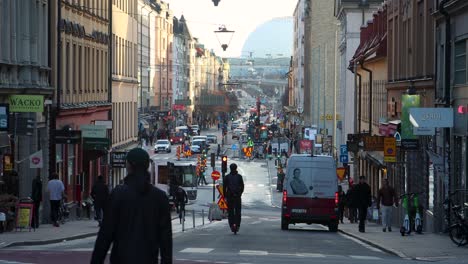 Tráfico-De-Scooters,-Bicicletas-Y-Peatones-En-Una-Calle-Muy-Transitada-De-Estocolmo