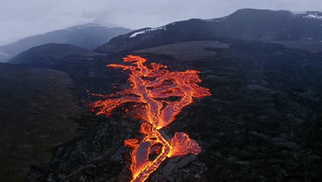 Eine-4K-Drohne-Macht-Filmreife-Luftaufnahmen-Und-Zeigt-Die-Einzigartige-Landschaft,-In-Der-Sich-Vulkanische-Lava-Dramatisch-Bildet,-Während-Die-Drohne-über-Sie-Hinweggleitet.