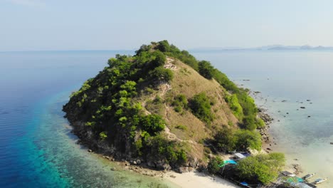 Aerial-jib-or-boom-shot-of-Pulau-Kelor-island-in-Komodo-national-Park-in-Indonesia,-Asia