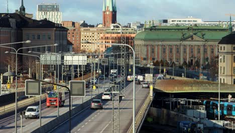 Tráfico-En-El-Puente-En-El-Centro-De-Estocolmo,-El-Tren-Subterráneo-Sale-De-La-Estación