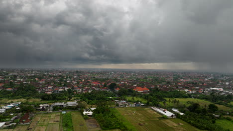 Luftdrohne-Vorwärts-über-Bali-Reisfeldern-In-Indonesien-Mit-Bewölktem,-Stürmischem-Himmel