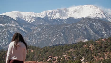 Mujer-De-Pie-Y-Mirando-El-Pico-Pikes-Desde-El-Jardín-Del-Dios-En-Colorado-Springs,-Colorado