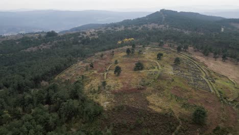 Aerial-pullback-above-Castro-de-San-Cibran-in-Lás-in-Ourense,-Galicia,-Spain