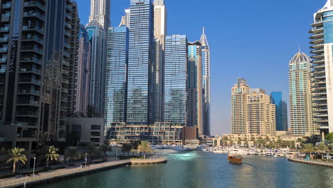 Dubai-Marina,-Vereinigte-Arabische-Emirate,-Wolkenkratzer-Und-Türme-Am-Wasser,-Reiche-Wohngegend