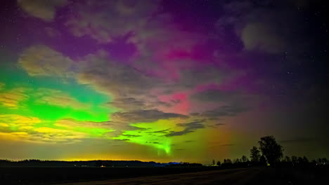 Toma-De-Lapso-De-Tiempo-De-Un-Colorido-Cielo-Nocturno-De-Aurora-Boreal-Sobre-El-Campo