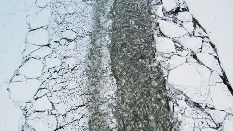 Luftaufnahme-über-Dem-Fluss-Gota-Alv-Mit-Gebrochenem-Schelfeis-Im-Winter