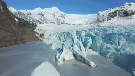 4k-Drohne,-Luftbildfilm,-Einzigartige-Aufnahmen-Von-Gletschern-Mit-Den-Isländischen-Bergen-Im-Hintergrund