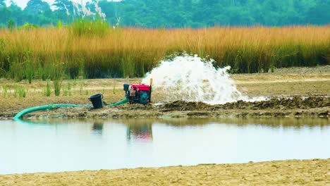 Bewässerungsstromgenerator-Wasserpumpe-Füllt-Dürre-Ackerland-In-Bangladesch-Indien