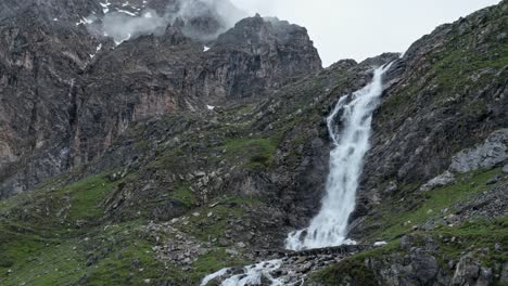 Majestätischer-Wasserfall-Cascata-Di-Stroppia,-Der-In-Den-Lago-Niera-Fließt,-Umgeben-Von-Schroffen-Klippen