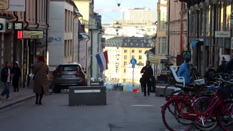 La-Gente-Camina-Por-La-Calle-Peatonal-Junto-A-La-Embajada-Holandesa-En-Estocolmo,-Suecia