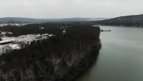 Bosque-A-Orillas-Del-Lago-Sequoyah-En-Invierno-En-Arkansas,-EE.UU.