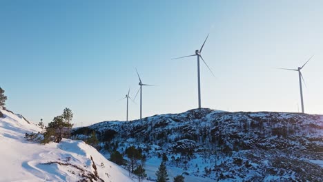 Paisaje-Montañoso-Con-Turbinas-Eólicas-Durante-El-Invierno-En-Bessaker,-Noruega---Retroceso-Aéreo