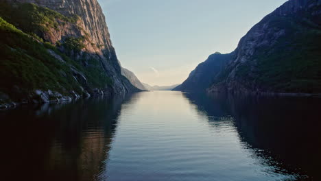 Dolly-Aufnahme,-Langsam-Und-Tief-über-Einen-Fjord-In-Norwegen