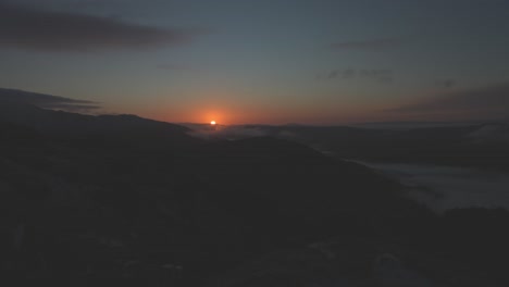 El-Lento-Amanecer-Se-Disparó-Desde-Detrás-De-Los-Munros-Escoceses-En-Las-Tierras-Altas.