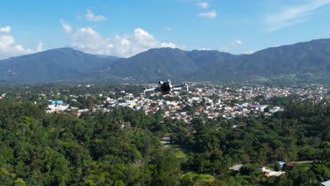 Dron-Flotando-En-El-Cielo-Durante-Un-Día-Ventoso,-Dji-Mini-4-Pro-Volando-Sobre-El-Suelo-A-Gran-Altura