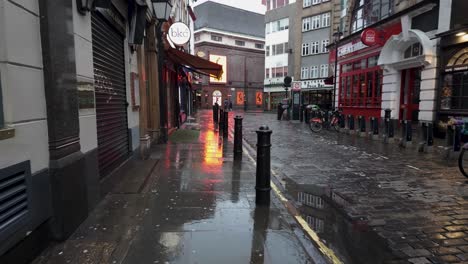 POV-Spaziergang-Entlang-Der-Nassen,-Regnerischen-Moor-Street-Im-Zentrum-Von-London