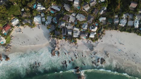 Draufsicht-Auf-Die-Brechenden-Wellen-Am-Clifton-2nd-Beach-In-Kapstadt,-Südafrika