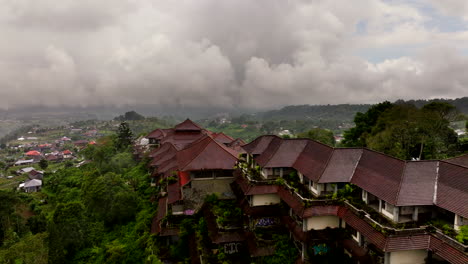 Bali-Pondok-Indah-Bedugul-Verlassenes-Spukhotel-In-Indonesien
