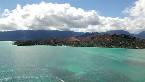 Montañas-Escénicas-Y-Océano-Contra-El-Cielo-Azul-Nublado-En-La-Isla-De-Oahu,-Hawaii---Disparo-Aéreo-De-Drones