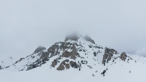 Schneebedeckte-Berggipfel-Von-Tigaile-Mari,-In-Nebel-Gehüllt