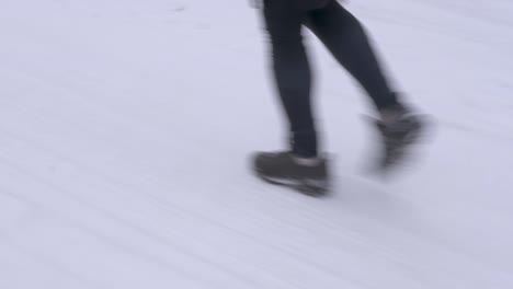 El-Hombre-Camina-Con-Las-Piernas-Sobre-La-Nieve-En-Invierno,-El-Clima-Frío-Cierra-El-Tiro-Con-Plataforma-Rodante