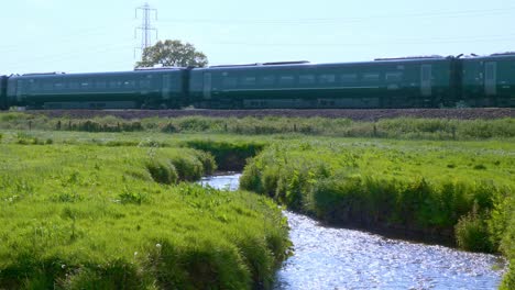 GWR-Express-Zug-überquert-Einen-Bach-In-Der-Nähe-Der-Tiverton-Parkway-Station-Und-Fährt-Nördlich-Aus-Der-Stadt-Exeter-Heraus