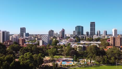 Vista-Aérea-Sobre-El-Remodelado-Parque-Wellington-Square-Y-El-Espacio-De-Juegos-Con-Edificios-De-Apartamentos-En-East-Perth-Al-Fondo