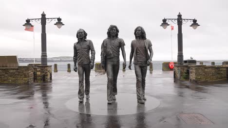 Monumento-Escultórico-De-Bee-Gees-Y-Punto-De-Referencia-De-Douglas,-Paseo-Marítimo-De-La-Isla-De-Man-En-Un-Día-Nublado-Y-Lluvioso