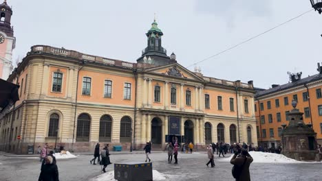 Gebäude-Der-Schwedischen-Akademie-In-Der-Altstadt-Von-Stockholm-An-Bewölkten-Wintertag