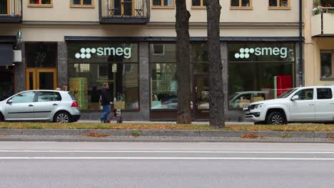 Straßenverkehr-Vor-Dem-Smeg-Haushaltsgerätegeschäft-In-Stockholm,-Schweden