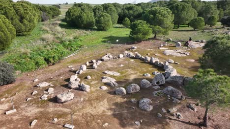 Vuelo-En-Reversa-En-Un-Cromlech-De-Granito-De-Forma-Circular-Que-Está-Vallado-Con-Una-Cuerda