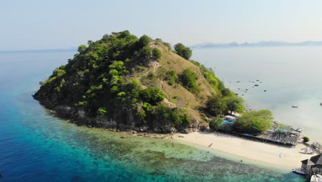 Boat-At-Pulau-Kelor-Island-In-East-Nusa-Tenggara,-Indonesia