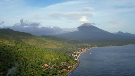 Mount-Agung-Blickt-In-Der-Morgensonne-Auf-Bali,-Indonesien,-Auf-Das-Stranddorf-Amed