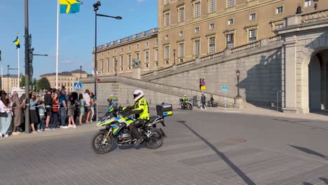 Policía-En-Motocicleta-Por-El-Palacio-Real-Sueco-En-El-Día-Nacional,-Slomo