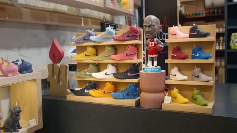 Velas-Para-Zapatillas-Y-Busto-Icónico-En-Exhibición,-Tienda-La-Candela