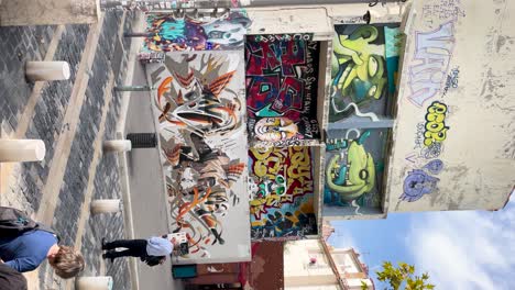Straßenverkehr-Durch-Graffiti-Kunst-In-Le-Panier-In-Marseille,-Vertikal