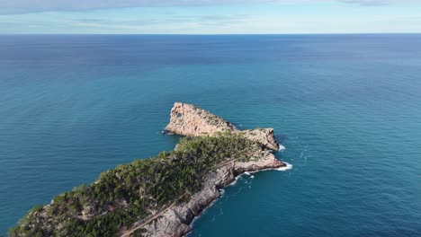 Mirador-De-Sa-Foradada-En-Mallorca-Con-Exuberante-Vegetación-Y-Mar-Azul,-Vista-Aérea