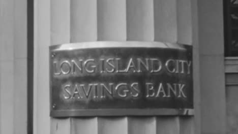 Las-Mujeres-Abandonan-El-Banco-De-Ahorros-De-Long-Island-City-En-Nueva-York-En-La-Década-De-1930.