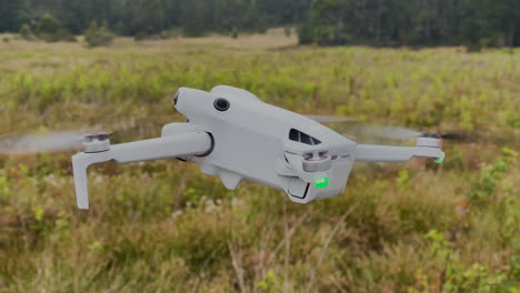 Seitenansicht-Einer-Drohne-Im-Flug-Mit-Den-Hinteren-Sichtsensoren,-Beeindruckender-Anblick-Des-DJI-Mini-4-Pro-Quadrocopters-Im-Flug
