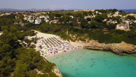 Schwenken-Von-Der-Linken-Zur-Rechten-Seite-Des-Rahmens-Vor-Dem-Abgeschiedenen-Strand-Von-Cala-Anguila,-Einem-Wunderschönen-Ferienort-Auf-Der-Spanischen-Insel-Mallorca