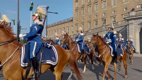 Guardias-A-Caballo-Desfilan-Por-El-Palacio-Real-Sueco-En-El-Día-Nacional