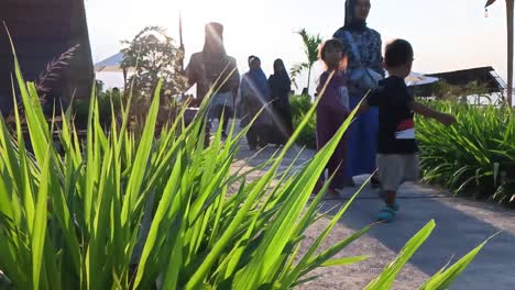 Personas-Que-Visitan-El-Lugar-Turístico-Histórico-De-Un-Héroe-Local-Llamado-Noyo-Gimbal-En-La-Aldea-De-Bangsri,-Blora,-Indonesia_cámara-Lenta