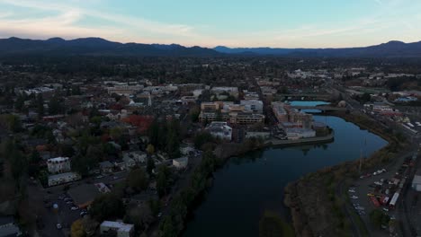 Toma-Aérea-De-Drones-Del-Río-Napa-En-Napa,-California-Al-Atardecer