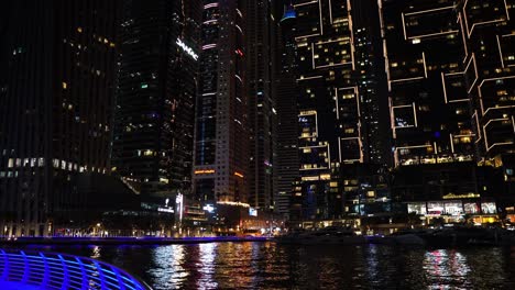 Dubai,-Emiratos-Árabes-Unidos-Por-La-Noche,-Rascacielos-Del-Puerto-Deportivo-Y-Paseo-Marítimo-Iluminado