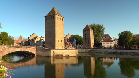Die-Ponts-Couverts-De-Strasbourg-In-La-Petite-France-Bestehen-Aus-Drei-Brücken-Und-Vier-Türmen,-Die-Ein-Im-13.-Jahrhundert-Errichtetes-Verteidigungswerk-Bilden