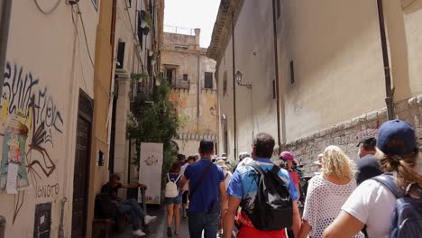 Touristen-Zu-Fuß-In-Den-Straßen-Von-Palermo,-Italien
