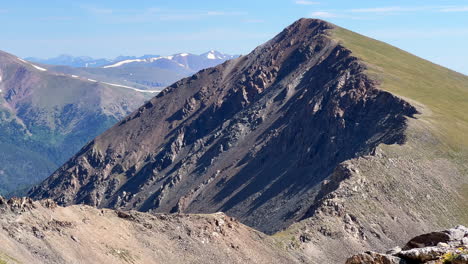 Graue-Und-Torreys-Fourteener-Hohe-Höhe-Gipfel-Sattel-Bergsteigen-Wanderung-Wandern-Abenteuer-Rocky-Mountains-Kontinentale-Wasserscheide-Sommer-Sonnig-Blauer-Vogel-Hohe-Höhe-über-Alpine-Landschaft-Schneeschmelze-